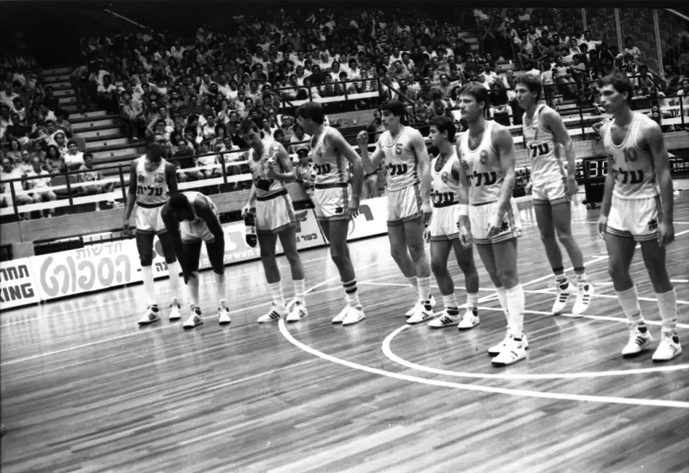 Lakers vs Warriors: lịch thi đấu, link xem trực tiếp